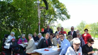 Bild: hcz
Vor dem "Bauscherkreuz" auf der "Konradsruh" fand das Kaffeekränzchen statt. Bei dieser Gelegenheit stellen sich die Stadtratskandidaten aus dem Ortsverein vor.