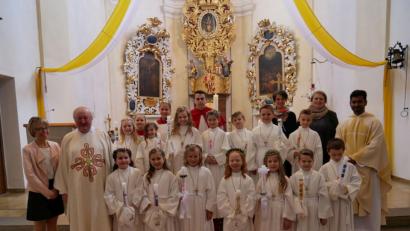 Bild: gz
Die Kommunionkinder freuen sich mit den Priestern und aktiven Begleitern.