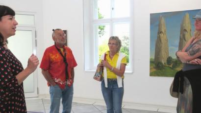 Bild: Hirsch
Künstlehaus-Leiterin Andrea Lamest (links) führte die Besucher am Museumstag durch die Ausstellung "Dirty hands".