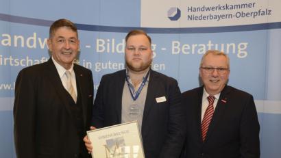 Bild: Fotostudio Kraus
Für ihre hervorragenden Leistungen in der Meisterprüfung überreichten HWK-Präsident Dr. Georg Haber (links) und Hauptgeschäftsführer Jürgen Kilger (rechts.) an 18 junge Handwerksmeister eine Ehrenurkunde samt Medaille, darunter auch an Elektrotechniker Kristof Schönberger.