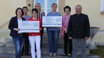 Bild: ral
4000 Euro für Aidswaisen, 3000 Euro für die Aktion "Sternstunden": Unser Bild zeigt (von links) Margit Ringer, Irmgard Eckl, Manuela Weikmann, Ulrike Neidl, Gisela Ries, Resi Pösl und Bürgermeister Josef Deichl bei der Spendenübergabe.