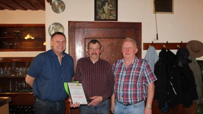 Bild: mnt
Die Vorsitzenden Wolfgang Niebauer (links) und Franz Mühlbauer (rechts) ernannten Franz Babl zum Ehrenmitglied.