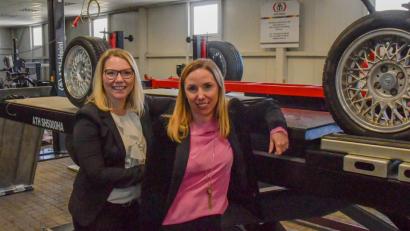 Bild: chl
Corinna Heinl (links) und Anja Antikidis-Heinl: Die beiden Schwestern haben schon früh Verantwortung im elterlichen Betrieb übernommen.