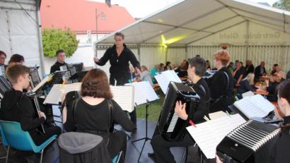 Bild: kro
Das 1. Akkordeonorchester Waldsassen bot unter der Leitung von Silke Polata konzertante und unterhaltsame Akkordeonmusik in den "Neuen Gärten".