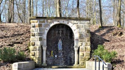 Bild: rgr
Die Grafenwöhrer Lourdesgrotte feiert in diesem ein Jubiläum. Seit 125 Jahren beten dort Gläubige.