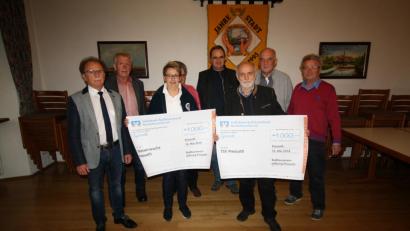 Bild: bjp
Badbaustiftungsvorsitzender Franz Floth (rechts) übergibt je eine 1000-Euro-Spende an Wunibald Heinl (TSV, Dritter von rechts) und Sabine Wittmann (Wasserwacht, Dritte von links). Mit im Bild sind das neue Stiftungsratsmitglied und TSV-Vorsitzender Josef Sirtl (Zweiter von rechts), Bürgermeister Werner Walberer (links) sowie Rainer Wutz (TSV), Rita Brunner (Vorsitzende TSV-Förderkreis) und Reinhard Reindl vom TSV (hinten, von links).