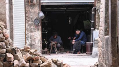 Bild:  dpa, Ammar Safarjalani
Leben in Trümmern, im Bild eine Kupferwerkstatt. Von Normalität ist das Leben in der nordsyrischen Stadt weit entfernt.