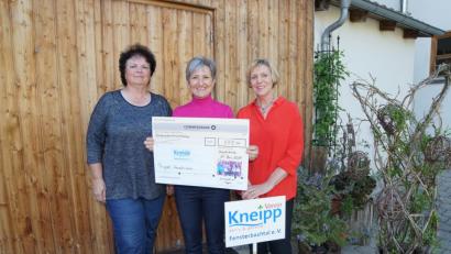 Bild: nib
Ursula Kass überreichte im Namen der weiblichen Mitglieder des Golfclubs Lauterhofen an Marlene Groitl und Anita Schwaiger (von links) einen Scheck für die Herzkissen-Aktion des Vereins.