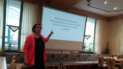 Bild: öt
Studienrätin Tanja Renner von der Realschule Pegnitz informierte in der Versammlung des CSU-Ortsverbands Neusorg über das Thema „Ein Smartphone in die Schultüte – oder doch erst zum Übertritt?“.