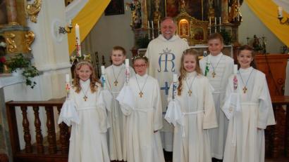 Bild: grm
Sechs Kinder feiern in der Pfarrkirche in Michldorf mit Pfarrer Alfons Forster Erstkommunion.