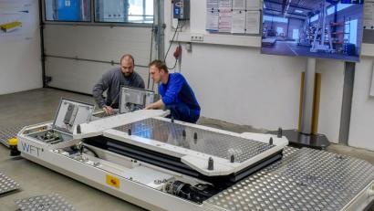 Bild: chl
Zwei "Stäubli WFT"-Mitarbeiter montieren ein "fahrerloses Transportsystem". Die Auftragsbücher sind voll.