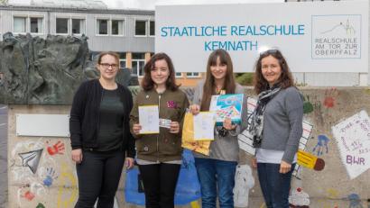 Bild: jzk
Fachbetreuerin Katrin Schmidt (rechts) und Mathematiklehrerin Stefanie Hanauer (links) gratulierten Fabienne Freiberger, 5f und Hanna Roth, 5c (von links) zu ihrem Erfolg beim Wettbewerb „Mathe mit dem Känguru“.