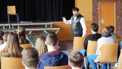 Bild: exb
Das Ein-Mann-Stück regte die Schüler zum Nachdenken an.