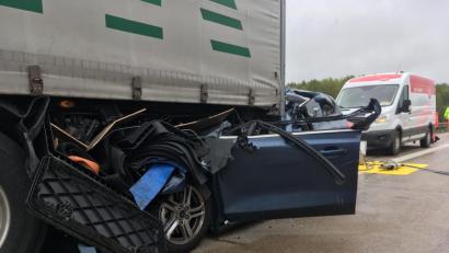 Bild: Gustl Beer
Bislang ist laut Verkehrspolizei nicht klar, warum die 36-Jährige ungebremst auf den Sattelzug auffuhr.