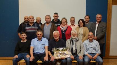 Bild: slh
Andreas Holzgartner (vorne Mitte) wurde nach 28 Jahren als Vereinssprecher verabschiedet. Im Bild die Mitglieder der neu gewählten Vereinsgemeinschaft (sitzend von links) Philipp Meindl, Sven Ost, Andreas Holzgartner, Franz Haider, Thomas Bayer, (dahinter) Pfarrer Hans Spitzhirn, Martin Mayer sen., Bernhard Baier, Josef Zimmermann sen., Florian Schmidt, Uli Haider, Reinhard Reis sen., Katrin Schönl, Manuel Holzgartner sowie Bürgermeister Richard Tischler.