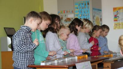 Bild: ads
Mit Begeisterung und Eifer zeigen die vier bis sechs Jahre alten Früherziehungskinder der Musikschule Klangwerkstatt ihr Können.