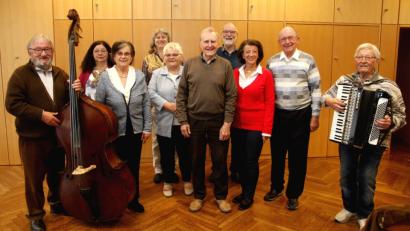 Bild: Hirsch
Die Sonntagsdichter gastierten mit ihren Begleitmusikern diesmal im Pfarrheim in Fronberg und stellten ihre neuen Werke vor.