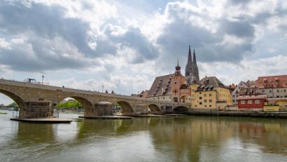 Bild: Armin Weigel
Die Donau könnte wegen des Dauerregens über die Ufer treten.
