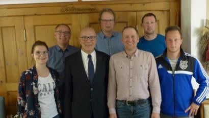 Bild: exb
Nach der Vorstandswahl beim TuS Rosenberg (von links): Schriftführerin Viola Götz, Zweiter Vorsitzender Manfred Seitz, Vorsitzender Jürgen Wyrobisch, Dritter Vorsitzender Horst Perrey, Norman Prosch, Florian Kühn (beide Bauausschuss) und Kassier Tobias Tischler.