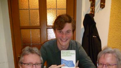 Bild: usc
Der Kreisvorsitzende von Bündnis 90/Die Grünen, Hans-Jürgen Bumes (links), hatte für einen europapolitischen Stammtisch den jungen Bayreuther Europa-Kandidaten Malte Gallée (Mitte) eingeladen. Susanne, die Ehefrau (rechts) von Bumes, war eine aufmerksame Zuhörerin.