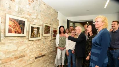 Bild: bey
Pfarrer Dr. Rüdiger Kretschmann erklärt als Autor seine Bilder. Aufmerksam hören Regina Kiermaier, Vulkanerlebnis Parkstein (links) und Bettina Hahn, Evangelisches Bildungswerk, Bürgermeisterin Tanja Schiffmann (von rechts) zu.
