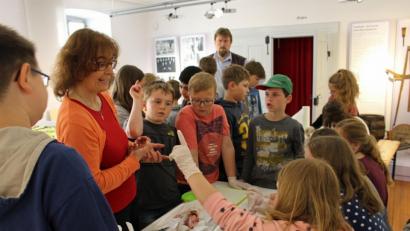 Bild: Stadt Tirschenreuth
Biologieunterricht im Museumsquartier direkt am Lebensmittel Fisch: Die Fünftklässler sind mit viel Begeisterung bei der Sache.