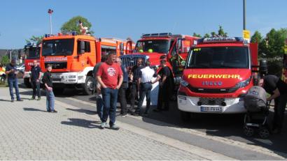 Bild: sei
Eine Attraktion ist die Fahrzeugschau der Feuerwehr Mantel, der Lagerfeuerwehr Grafenwöhr und des BRK Weiden. Die Rettungskräfte erklären die Ausrüstung ihrer Fahrzeuge.