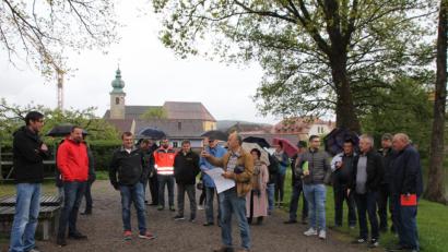 Bild: frd
Bei einem Rundgang durch die Marktweiheranlage, die am 13. und 14. Juli die Kulisse für das Bürgerfest liefert, wies Hans Deyerl (vorne, mit Plan) den Vertretern der mitwirkenden Vereine ihre Plätze zu.