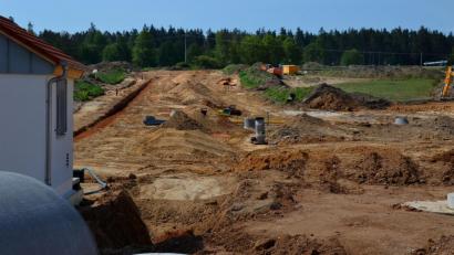 Bild: ll
Die momentan laufenden Erschließungsarbeiten im Industriegebiet Saaß haben das Gelände großflächig umgestaltet. Am Mittwoch berät der Stadtrat über die Ansiedlung eines zweiten Betriebs neben Cherry.