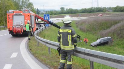 Bild: Gabi Schönberger
Die Fahrt auf der nassen Fahrbahn endete für einen BMW-Fahrer am Montagnachmittag an der Autobahn-Ausfahrt Weiden-Süd im Graben.
