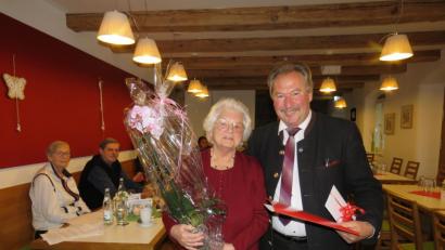 Bild: ubb
Vorsitzender Johann Brandl (rechts) gratulierte Marlene Arnold herzlich zu über 55 Jahren Mitgliedschaft und bedauerte ihren Rücktritt als Seniorenbeauftragte. Links im Bild Kreisrätin Hannelore Bienlein-Holl und der langjährige Stadtrat Hans Lugert.