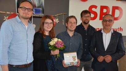 Bild: jr
Ein großer Tag für den SPD-Ortsverein Konnersreuth. Im Bild (von links) Ortsvorsitzender Markus Wenisch, Anna Tanzer, Kevin Kühnert, stellvertretender Ortsvorsitzender Wolfgang Pötzl und Europaabgeordneter Ismail Ertug.