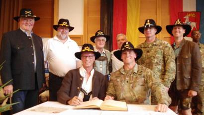 Bild: u
Bürgermeister Hermann Falk und Lieutenant Colonel Timothy Wright (vorne sitzend, von links) unterzeichneten im Beisein von (stehend von links) Altbürgermeister Hans Drexler, Ex-Musikzug-Chef Werner Stein, Brauerei-Chef Franz Dorfner, CSM Jeremiah Inman (2009 bei der Gründung dabei), CSM Daniel Rose und LTC Adam Lackey die Urkunde.