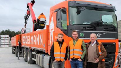 Bild: Maria von Stern
Familienfoto mit Lkw (von links): Enkel Maximilian, Vater Bernhard junior und Großvater Bernhard Godelmann senior auf ihrem Betriebsgelände.