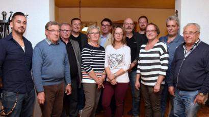 Bild: bgm
Michael Kühnel (links) führt weiterhin den ESF Neustadt. Josef Kreuzer wurde für besondere Verdienste um den Verein zum Ehrenmitglied ernannt und zugleich für 550 absolvierte Turniere geehrt.