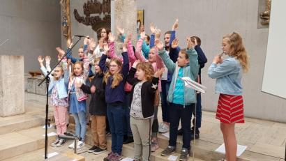 Bild: Judith Lehner
„Gott sei Dank“, „Erzähl mir was von Gott“ oder "Du bist spitze" heißen die Lieder, die der Junge Chor in der Kümmersbrucker Kirche singt. Für letzteres haben die jungen Musiker sogar eine kleine Choreographie einstudiert.