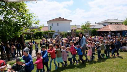Bild: mab
Im Gänsemarsch singend an den Eltern vorbei, so war den Kindern die Freude anzumerken