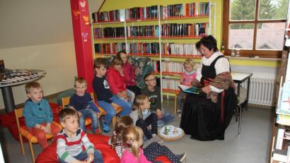 Bild: frd
Mit Märchen aus ihrer Kinderzeit entführte Lesepatin Hannelore Grötsch die Kinder in besondere Welten.