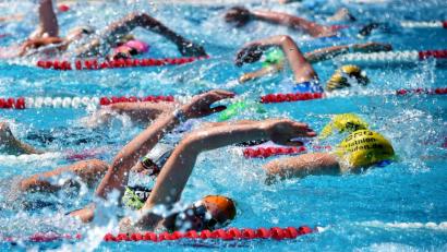 Bild: Büttner, Gerhard
Dichtes Gedränge herrschte beim Weidener Triathlon im Schwimmbecken. In der Startdisziplin galt es, eine gute Grundlage für den weiteren Wettbewerb zu schaffen.