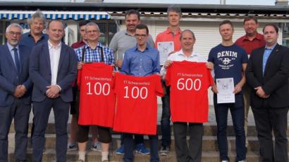 Bild: exb
Bürgermeister Manfred Rodde (links) und Spartenleiter Markus Pasurka (Dritter von links) freuen sich über 70 Jahre Tischtennis Schwarzenfeld. Unter anderem wurden Dieter Kotzbauer (Fünfter von links) und Christian Kotzbauer (Siebter von links) für 100 Mannschaftsspiele und Roland Scherer (Neunter von links) für 600 Mannschaftsspiele geehrt.
