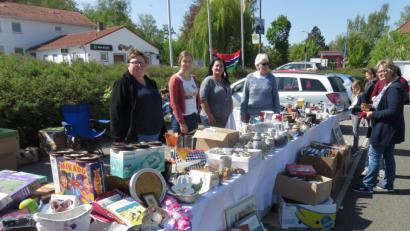Bild: rha
Die Flohmarktbetreiberinnen (von links) Angelika Wiesneth, Katharina Mägerl und Inge Iberl von der Gambiahilfe, sowie Veronika Pröls (rechts) vom Schnäppchen- und Flohmarktladen freuen sich über den guten Besuch am Verkaufsstand beim Edeka-Markt.