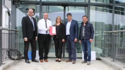 Bild: sne
Landrat Andreas Meier, geschäftsführender Vorstand Tassilo Heimberg, Vorstand Sigrid Groß, Bürgermeister Edgar Knobloch und Architekt Reinhold Krausch freuen sich über die Baugenehmigung für die Änderungen im ehemaligen HSG-Gebäude und der damit verbundenen Rechtswirksamkeit des Kaufvertrages.
