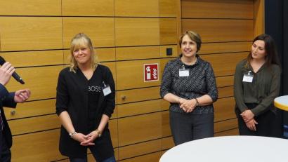 Bild: Bühner
Über die Situation von Unternehmensgründerinnen diskutieren (von links) Professor Christoph Hachmöller, Unternehmerin Laura Berg, Landtagsabgeordnete Annette Karl,
Unternehmerin Verena Fitzgerald und Wissenschaftlerin Anna Meyer.