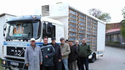 Bild: akp
Der Kabinenexpress der RV Nabburg transportiert die rund 2000 Reise-Brieftauben der Züchter zum Auflassplatz.