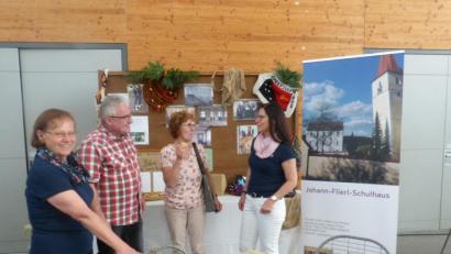 Bild: fm
Der Förderverein Johann Flierl mit Gerda Stollner (rechts) und Anni Weber (links) engagiert sich stark für den Ausstellungsraum im alten Schulhaus Fürnried.