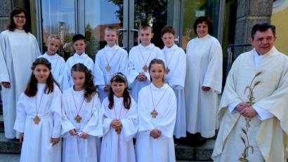 Bild: le
Fünf Buben und vier Mädchen empfangen am Sonntag in der katholischen Pfarrkirche St. Johannes der Täufer die Erstkommunion. Pfarrer Max Früchtl (rechts), Elisabeth Lehner (hinten, rechts) und Christina Schaller (hinten, links) haben sie begleitet.