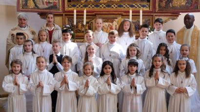 Bild: do
Die Eschenbacher Kommunionkinder dürfen mit Stadtpfarrer Thomas Jeschner, Pfarrer Paul Ezenwa und Gemeindereferentin Eva-Maria Frohmann zum ersten Mal an den Tisch des Herrn treten.