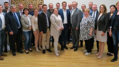 Bild: Köppl
MdL Alexander Flierl (Achter von rechts) steht auch in den kommenden zwei Jahren an der Spitze des CSU-Kreisverbandes Schwandorf. Zur Führungsriege gehören auch vier Stellvertreter und 14 Beisitzer, zwei Schriftführer und der Kassier.