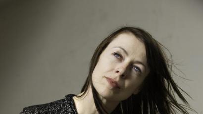 Bild: PR/Bardentreffen
Ihre frühesten musikalischen Erinnerungen verdankt die Kanadierin Wendy McNeill aus Edmonton/Alberta den Folk- und Country-Platten ihrer Eltern und den Plattensammlungen ihrer älteren Geschwister mit so verschiedenen Farben wie Pink Floyd, Supertramp und Black Sabbath.