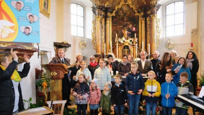 Bild: do
Marienlieder und Gospelgesänge bestimmten das Benefizkonzert in St. Anna in Vorbach. Unser Bild zeigt den Kirchenchor und den Projekt-Kinderchor mit Gitarrenbegleiter Pfarrer Adrian und Dirigentin Iris Meier (links).